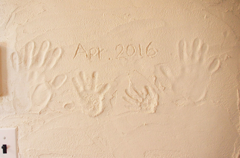 リノベーションした記念に漆喰をDIYの時に家族みんなでの手形をつけました。