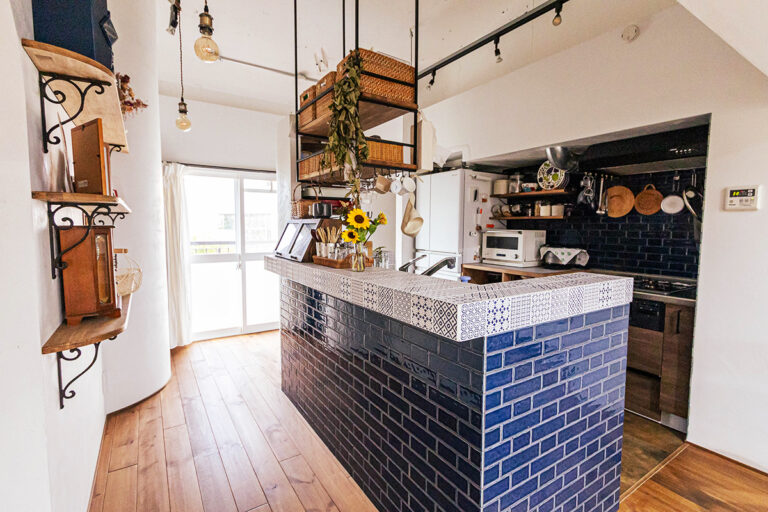 青いタイルのキッチンとダイニング